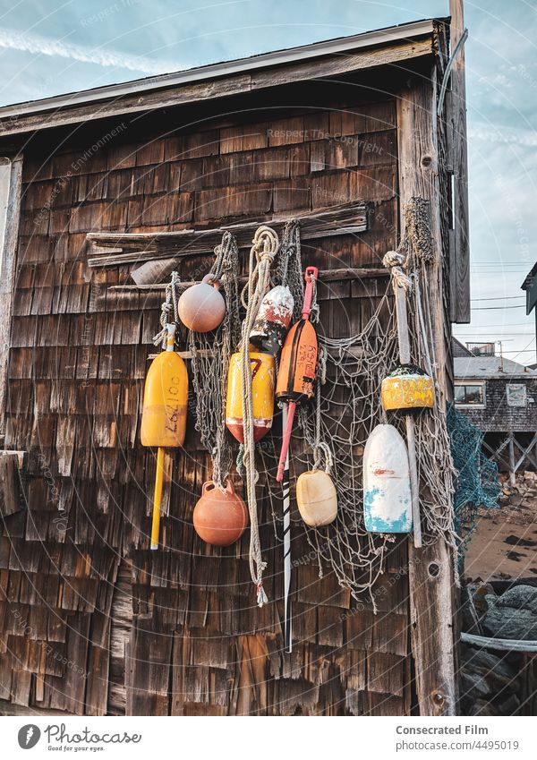 Alte Fischerhütte mit Hummerbojen, Seilen und Netzen an der Küste Bojen reisen Fischen Massachusetts Maine New Hampshire Neuengland Alte Hütte Lours bobers