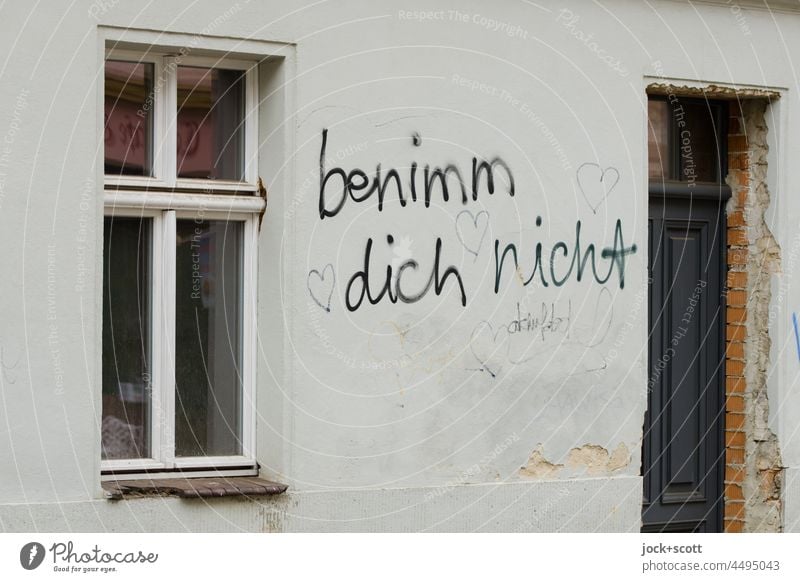 benimm dich nicht  💕 Schriftzeichen Aussage Herz (Symbol) Straßenkunst Romantik Handschrift Deutsch Fassade Fenster Eingangstür Perspektive auffordern