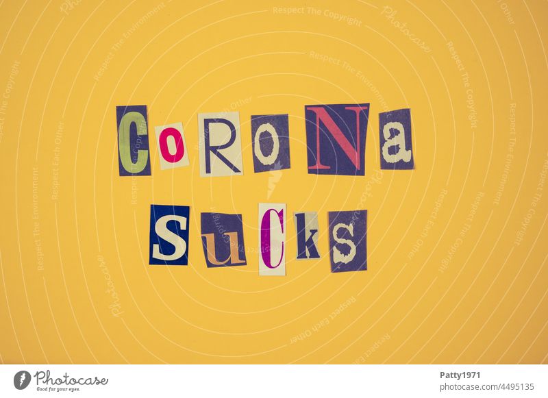 Corona thoughts| Ausgeschnittene Zeitungsbuchstaben bilden den Satz Corona sucks Corona-Virus Pandemie coronavirus COVID COVID-19 Zeitunsbuchstaben