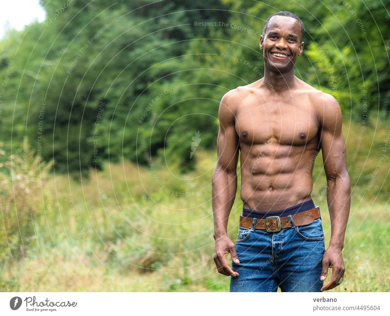 Porträt eines muskulösen, fitten, fröhlichen jungen schwarzen Mannes im Freien männlich Muskel Athlet Stärke Fitness Hintergrund Bodybuilder stark Körper