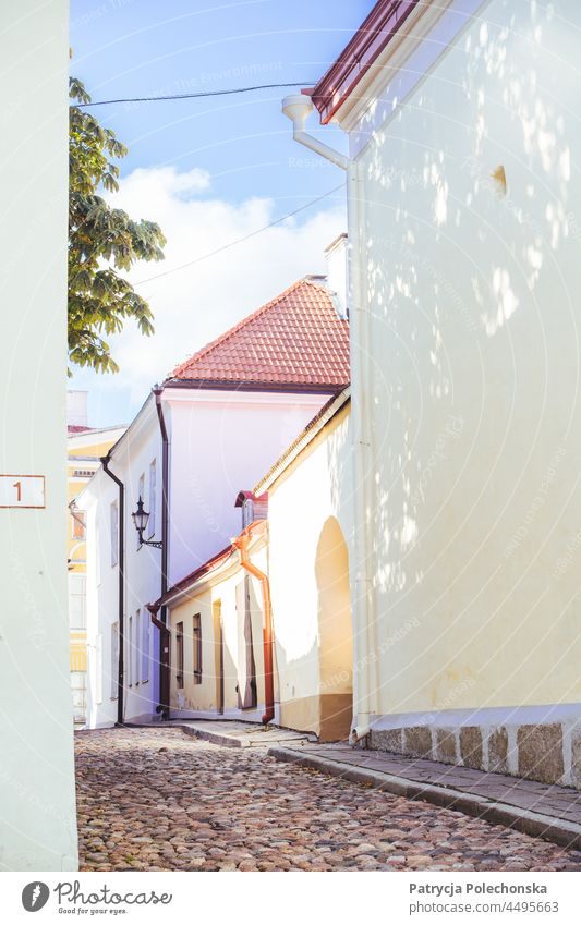 Kopfsteinpflasterstraße im alten Stadtzentrum von Tallinn, Estland, mit seinen pastellfarbenen Gebäuden Straße Altstadt Architektur Pastell leer Großstadt