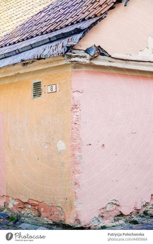 Ecke eines verwitterten alten pastellfarbenen Gebäudes Eckstoß Haus Architektur abgenutzt