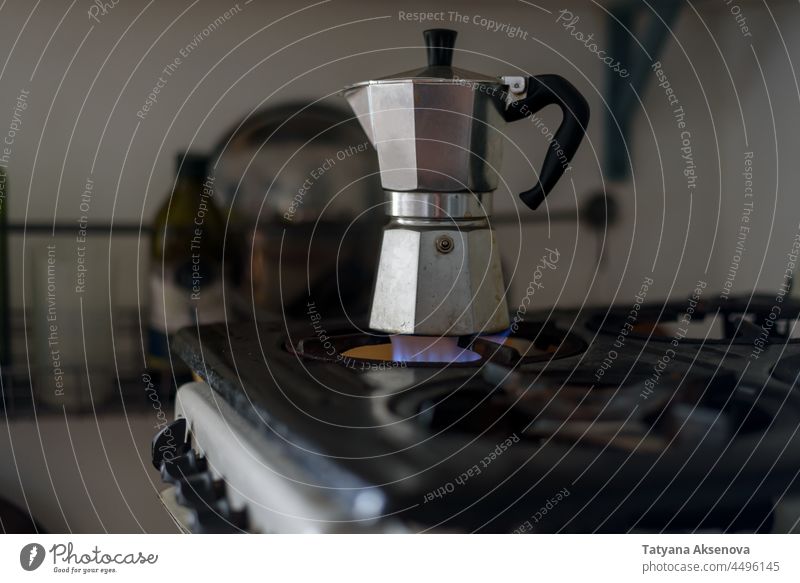 Moka-Kaffeemaschine auf Gasherd Topf Herstellerin Mokka Morgen Herd Italienisch heiß Küche Metall Koffein Espresso Frühstück trinken Getränk Herstellung retro
