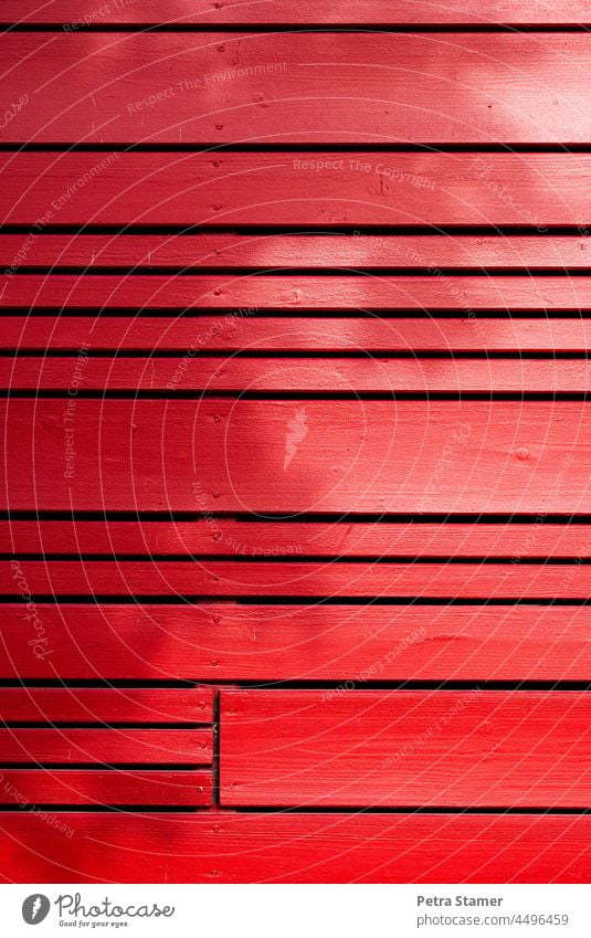 Rot - Hintergrung, rote Bretterwand mit Schatten Wand Licht Holz Holzbretter Linien Holzwand Menschenleer Farbe Einfarbig Fassade Strukturen & Formen hölzern