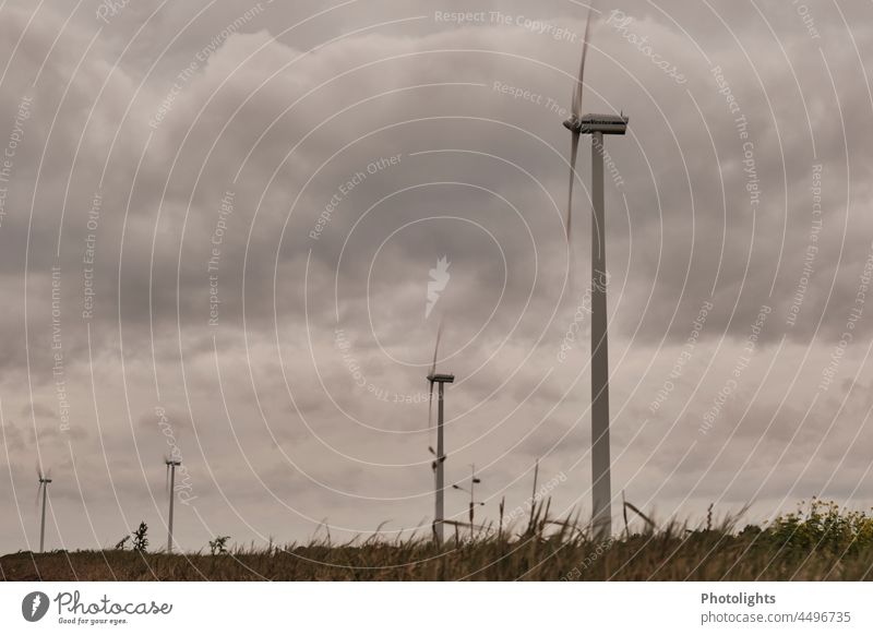 Growian / große Windenergieanlagen vor dunklen Wolken Windanlage Propeller Windkraftanlage Rotor zweiflügelig Energiewirtschaft Elektrizität Erneuerbare Energie