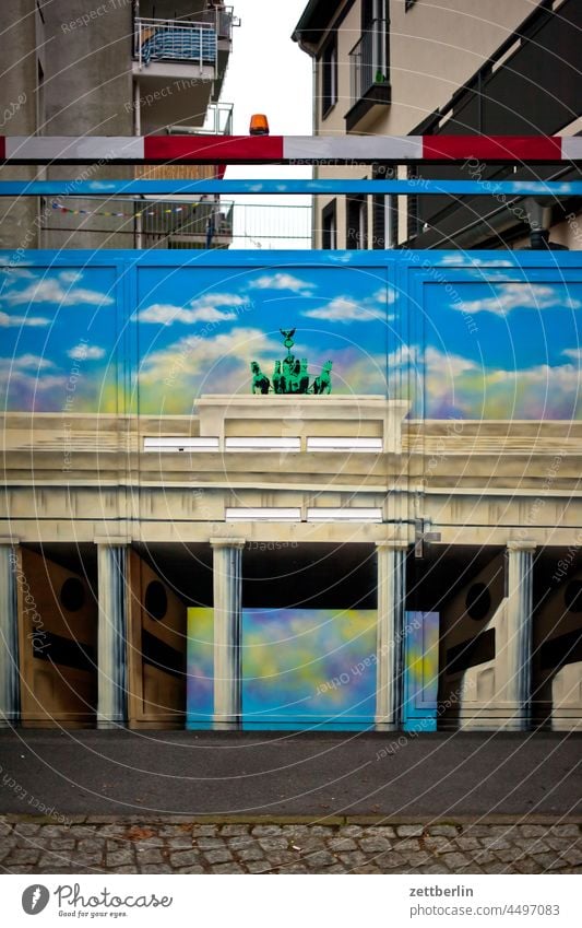 Brandenburger Tor aussage berlin botschaft brandenburger tor farbe gesprayt grafitti grafitto illustration kunst message sprayen sprayer stadt szene urban