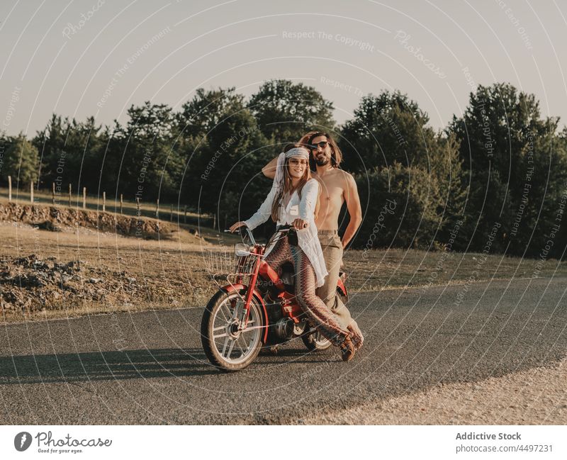 Hippie-Paar fährt auf Moped Partnerschaft Mitfahrgelegenheit Natur Reise Ausflug Freiheit Straße Landschaft frei Fahrzeug Sommer reisen Liebe Boho Bonden