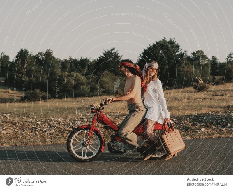 Hippie-Paar fährt auf Moped Partnerschaft Mitfahrgelegenheit Natur Reise Ausflug Freiheit Straße Landschaft frei Fahrzeug Sommer reisen Liebe Boho Bonden