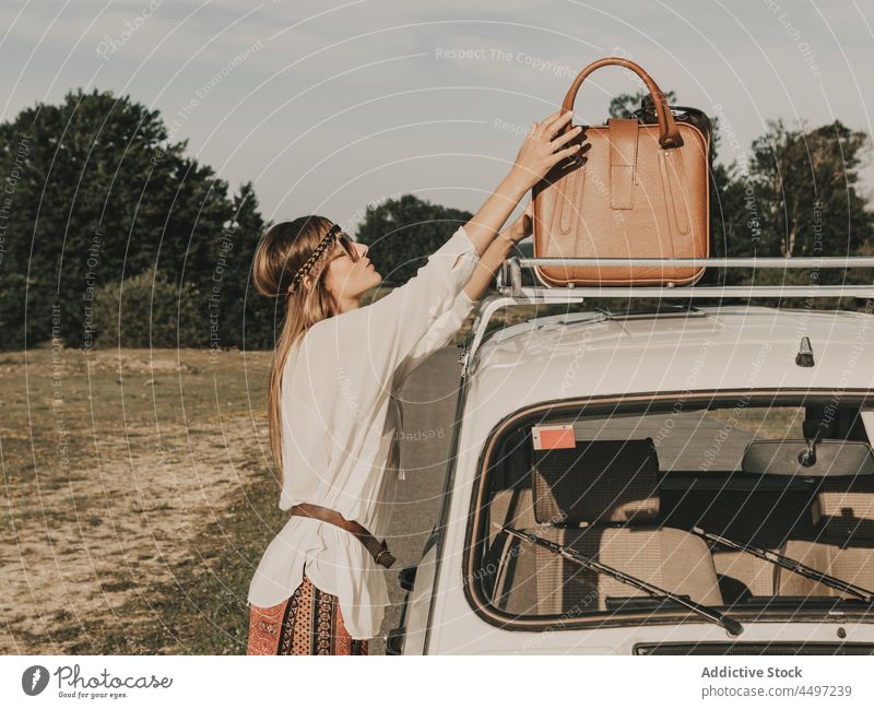 Hippie nimmt Koffer aus Retro-Auto Frau PKW Gepäck Natur Landschaft Oldtimer Ausflug Reise Freiheit Freizeit Abenteuer Zeitvertreib Erholung Sommer Stil