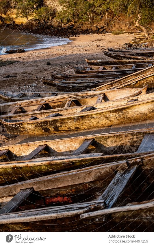 Alte Boote am Sandstrand in der Nähe des Ozeans auf einer tropischen Insel Strand Küste Meer Handfläche Ufer Natur gealtert hölzern São Tomé und Príncipe Afrika