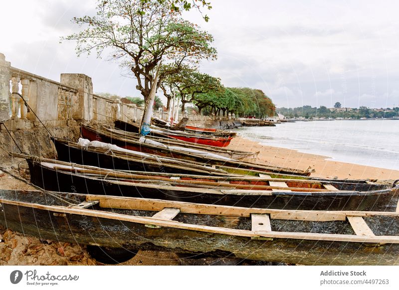 Alte Boote am Sandstrand in der Nähe des Ozeans auf einer tropischen Insel Strand Küste Meer Handfläche Ufer Natur gealtert hölzern São Tomé und Príncipe Afrika