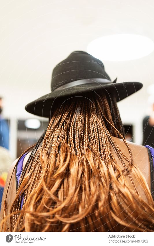 Anonyme schwarze Frau mit Zöpfen auf der Straße stehend Stil Frisur Vorschein trendy Geflecht Mode Großstadt Sonnenlicht Feiertag tagsüber Bekleidung
