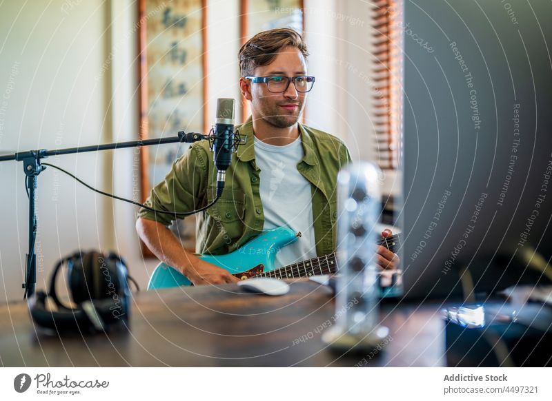 Gitarrist spielt E-Gitarre im Studio Mann Gitarrenspieler Kopfhörer Mikrofon Musiker spielen Aufzeichnen Instrument Melodie Talent männlich Hobby Fähigkeit