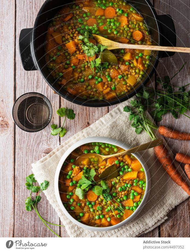 Curry mit grünen Erbsen und Gemüse Mahlzeit Lebensmittel grüne Erbse Basilikum Küche gesunde Ernährung Speise Möhre lecker organisch Portion dienen