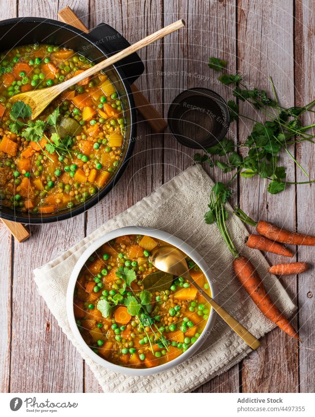Curry mit grünen Erbsen und Gemüse Mahlzeit Lebensmittel grüne Erbse Basilikum Küche gesunde Ernährung Speise Möhre lecker organisch Portion dienen