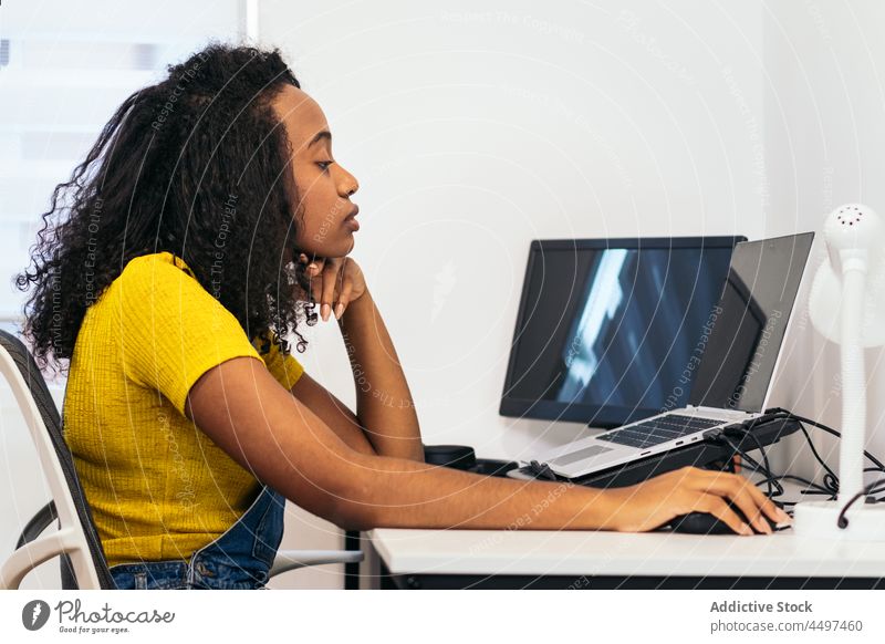 Schwarze Frau benutzt Laptop zu Hause benutzend Tippen Apparatur Inhalt Keyboard brünett Tisch krause Haare ethnisch Afroamerikaner Arbeit freiberuflich Schüler