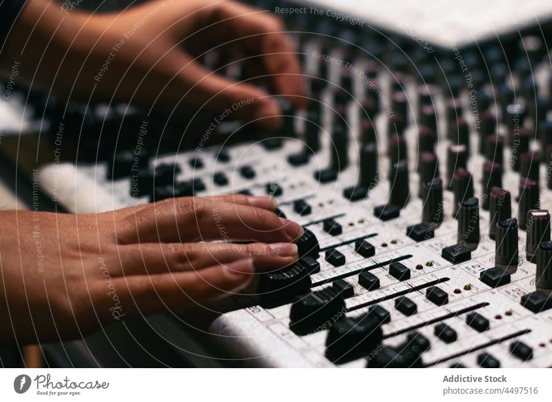 Unbekannte Person, die im Studio gemischt wird Atelier Gerät Musik Mixer Panel Konsole professionell Schaltfläche Schalter Regler Audio benutzend Aufzeichnen