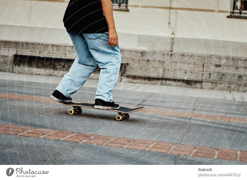 Skateboarder fahren auf Skateboard in der Stadt, Nahaufnahme Skater Sport Junge Hipster Turnschuh jung Schuhe lässig Freestyle männlich Straßenkleidung Aktion