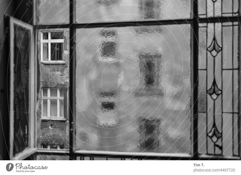 Blick aus einem alten Treppenhausfenster. Fenster Hof Hinterhof Berlin Prenzlauer Berg unsaniert Menschenleer Stadt Stadtzentrum Tag Haus Altstadt Altbau