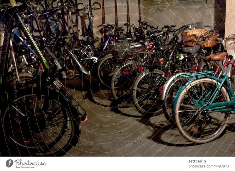 Fahrräder im Keller abstellanlage abstellraum fahrrad fahrradkeller fahrradparkplatz feierabend parken parkhaus wohnen wohnhaus wohngebiet gentrifizierung