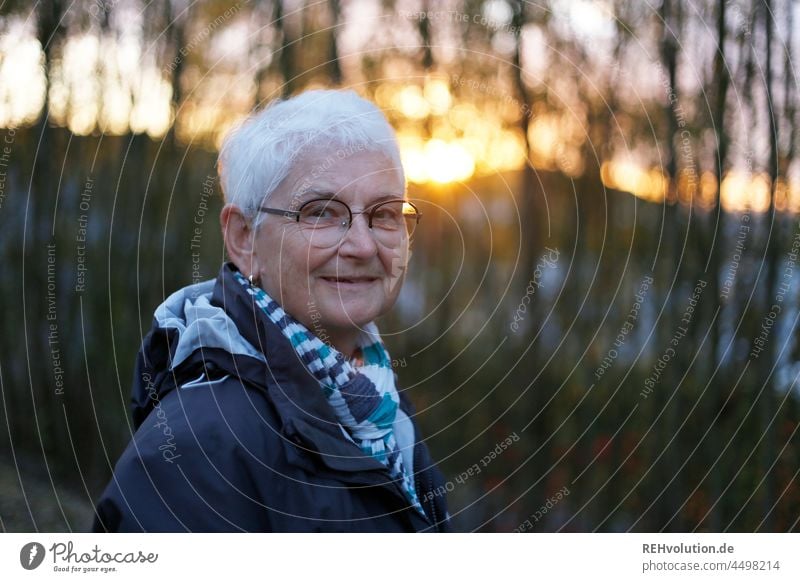 Portrait von einer Senioren bei Sonnenuntergang Frau Weiblicher Senior 60 und älter Umwelt Natur Landschaft Brille alt unterwegs Außenaufnahme Licht Großmutter