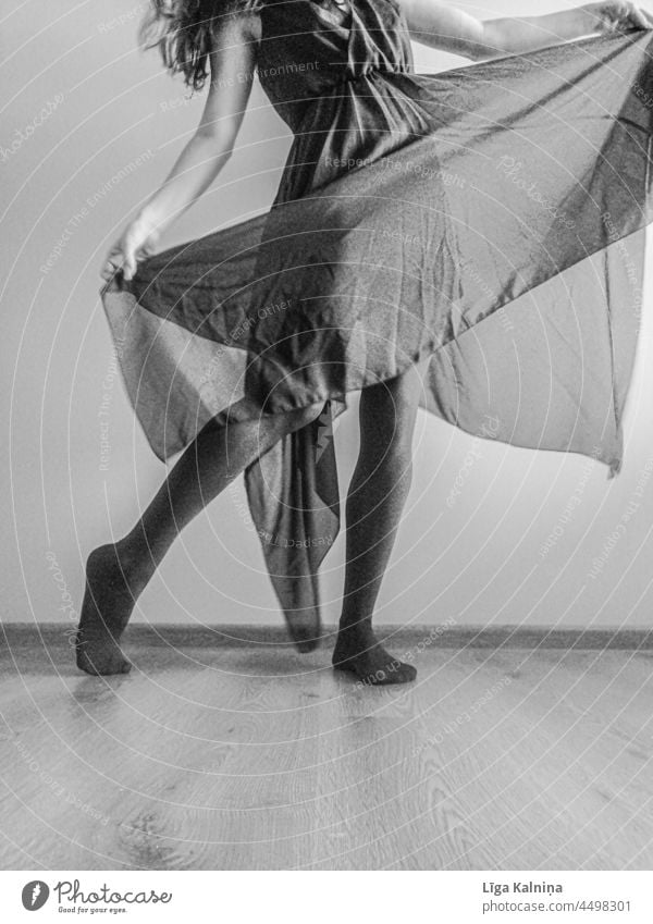 Frau tanzt in einem Kleid bewegend Bewegung Tanzen Stoff elegant Bekleidung angekleidet dünn Körper schön anonym Schwarzweißfoto Mensch feminin Erwachsene