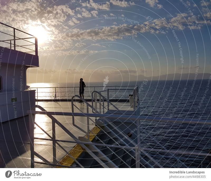 Mitten auf dem Meer auf einem Schiff. Endlose Weite des Wassers mit faszinierenden Wolken darüber Himmel MEER Nautisches Schiff Natur Sonnenuntergang