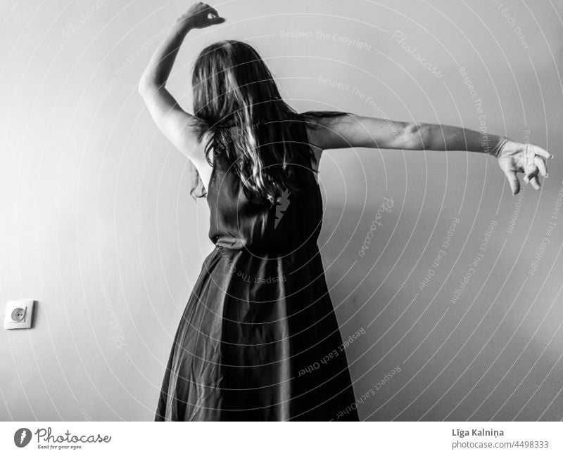 Frau tanzt Tanzen Mensch jung elegant Jugendliche Mode Erwachsene Junge Frau Farbfoto schön Tänzer feminin Kleid Außenaufnahme Mädchen Körperhaltung Glück