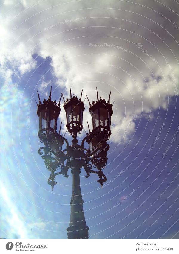 Könige des Himmels Wolken Lichtspiel Laterne Stil Schnörkel historisch