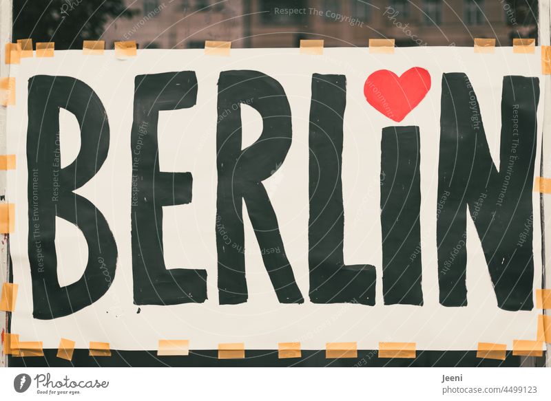 BERLIN ❤️ Berlin Hauptstadt Schrift Plakat Prenzlauer Berg Schönhauser Allee Straßenkunst Text Sprache Geschäft Typographie Mitteilung Kommunikation rot