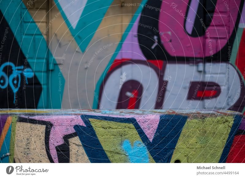 Graffiti vorn und hinten grafitti Wandmalereien Mauer Straßenkunst Kunst Jugendkultur Schmiererei Kreativität bunt trashig Buchstaben Schriftzeichen Typographie