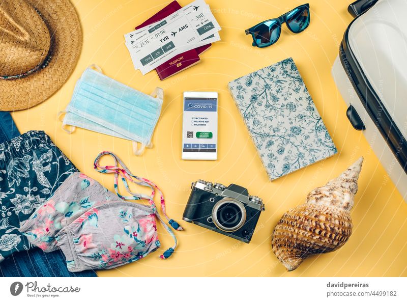 Set mit Mobile-Covid-Pass und Strandurlaubsobjekten digitaler Grünpass Gesundheitspass Objekte Hintergrund Feiertag Kulisse niemand reisen Sommer Gesichtsmaske