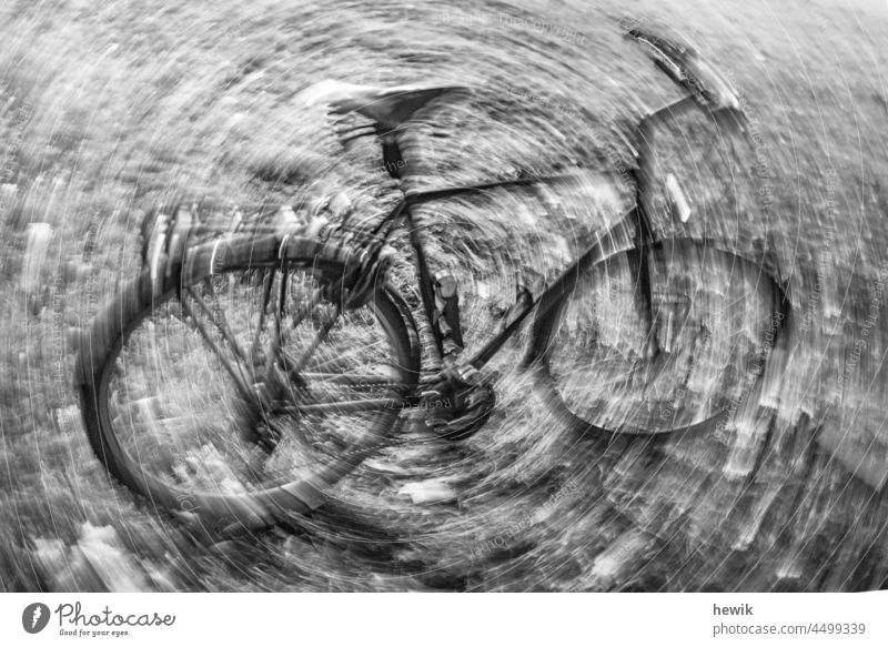 Fahrrad verwischt Schwarzweißfoto unscharf Drehung Fortbewegungsmittel