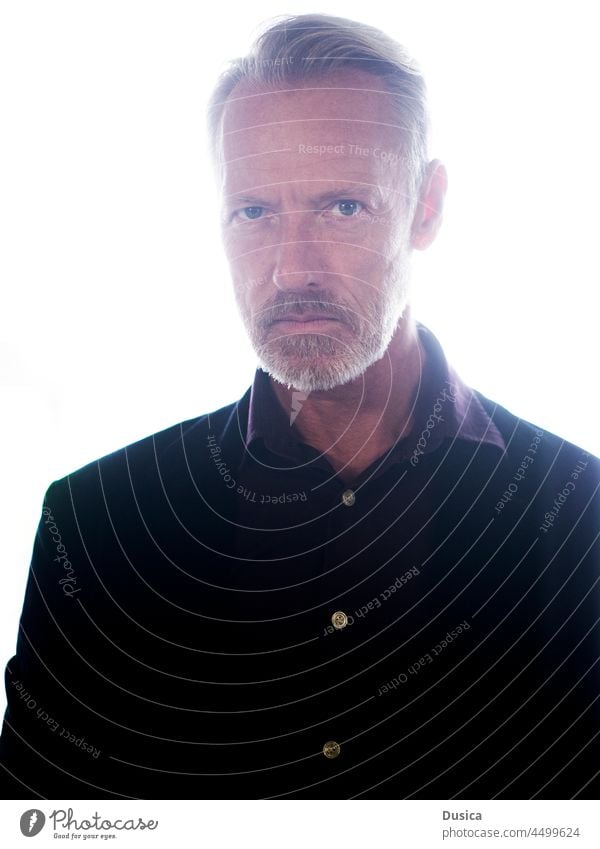 Gutaussehender schwedischer Mann, Mitte fünfzig Reifer Mann Geschäftsmann 50-55 Jahre 55-60 Schweden blond blaue Augen hintergrundbeleuchtet gutaussehend