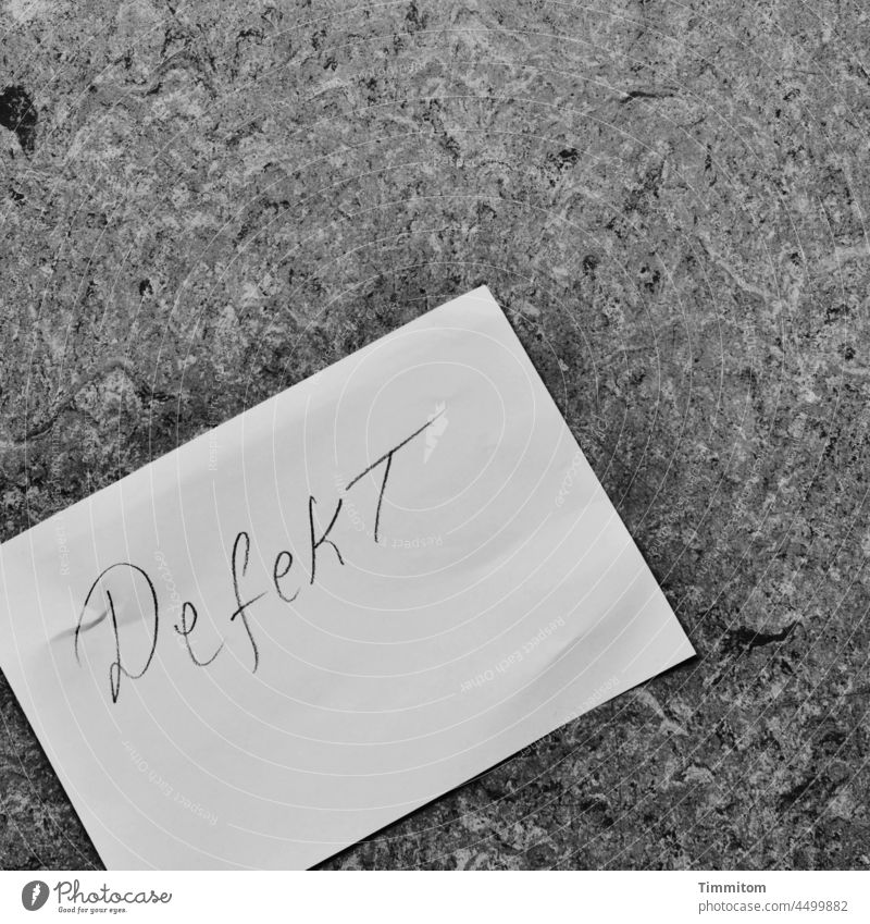 DefekT - Hinweiszettel Hinweisschild Zettel beschriftet Schriftzeichen handschriftlich Boden liegen Buchstaben Schwarzweißfoto Innenaufnahme defekt Fußboden