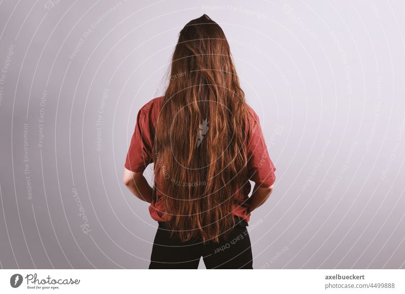 Brünette Frau mit sehr langen Haaren bis zum Po lange Haare Haare & Frisuren langhaarig langes Haar brünett Rückansicht unkenntlich feminin Junge Frau