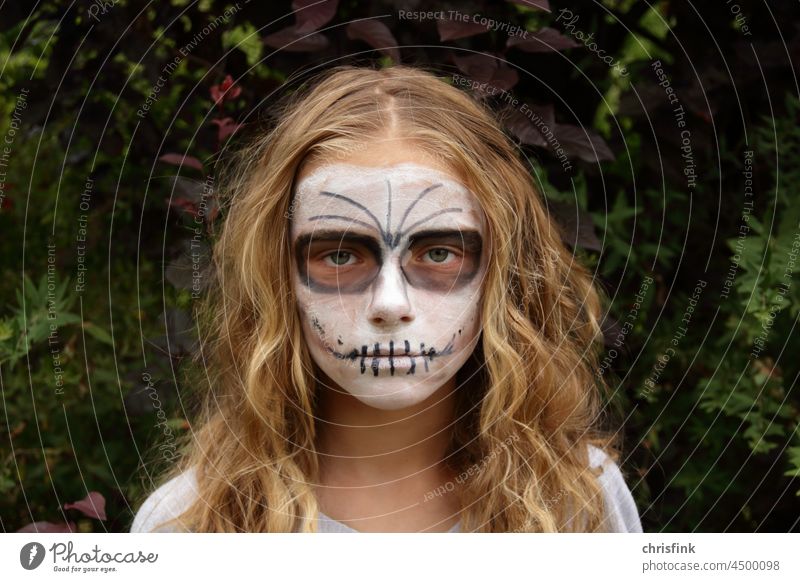 Gesicht geschminkt gruselig helloween fasching fastnacht karneval ritual brauch tot tod schminke gesicht Porträt Halloween angst Maske