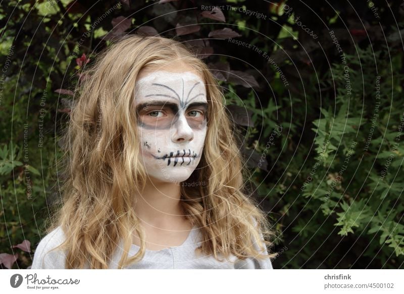 Mädchen gruselig geschminkt Porträt Kind Gesicht Auge blick Haare & Frisuren Kindheit halloween horror angst Blick in die Kamera Schminke verkleiden verkleidung