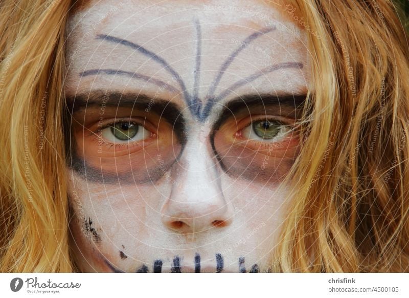Gesicht geschminkt gruselig gesicht schminke helloween blick farbe ritual tod tot fasching karneval Auge Porträt dunkel angst horror Halloween
