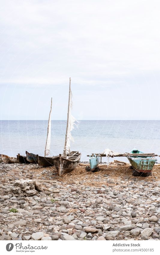Holzboote am felsigen Ufer des Ozeans Boot Küste Meer Maure Windstille alt Natur gealtert São Tomé und Príncipe Afrika wolkig hölzern Strand malerisch Klippe