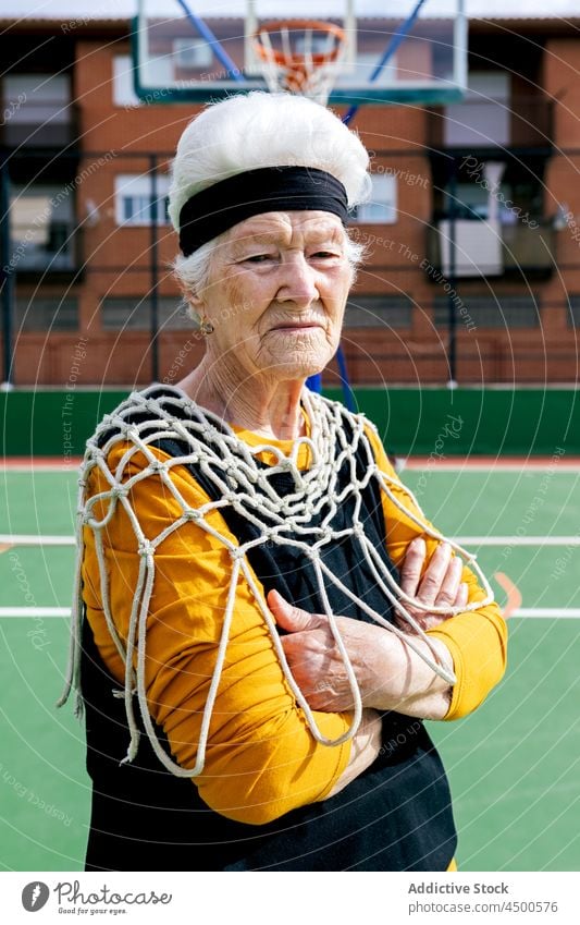 Ältere Frau mit Netz auf dem Sportplatz Senior Basketball Spiel Sportpark Gesunder Lebensstil Hobby Zeitvertreib Training Spaß haben reif Aktivität