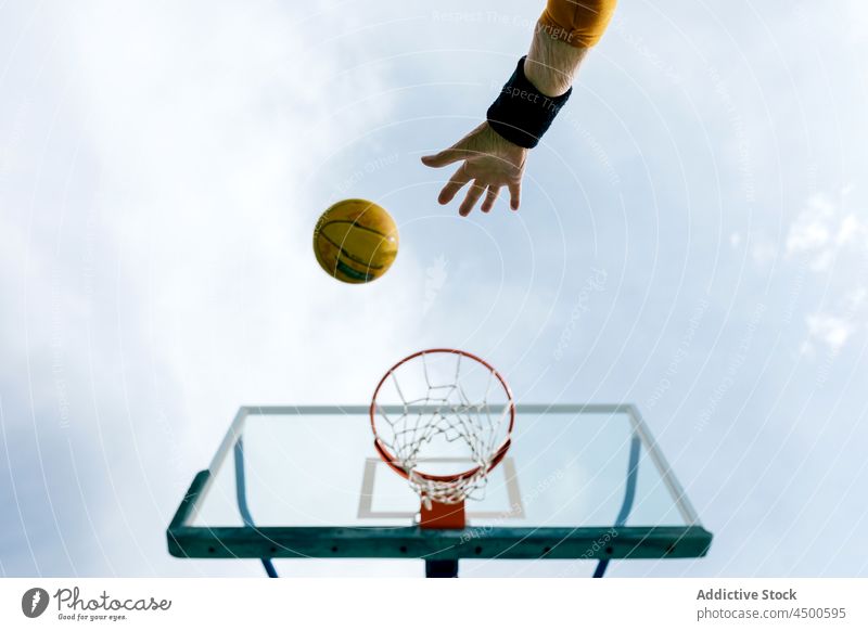 Unbekannter Sportler wirft Ball in Reifen werfen Basketball Sportpark Spiel Bewegung punkten Korb Netz Gerät Gericht Rückwand spielen Form professionell Sommer