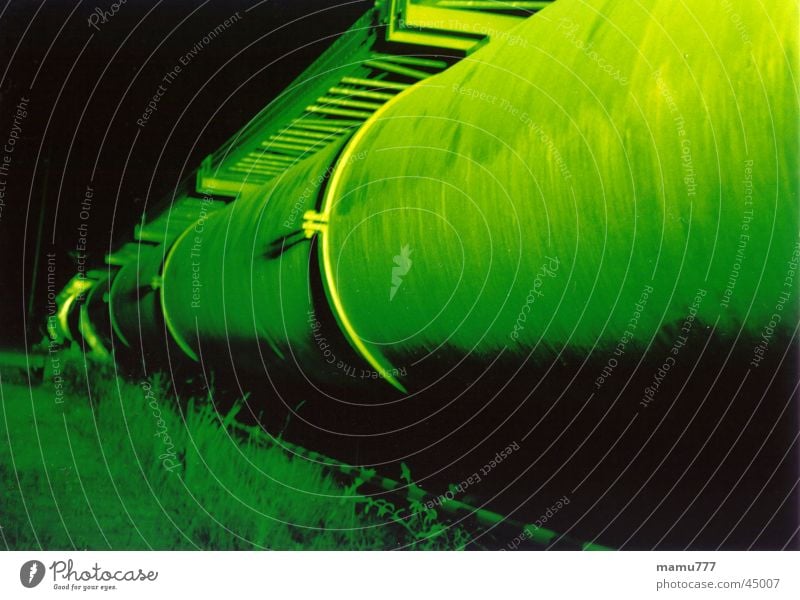 angestrahltes Rohr grün erleuchten Nachtaufnahme Ferne Industrie Erdgaspipeline Farbe Gift Grass Perspektive Röhren