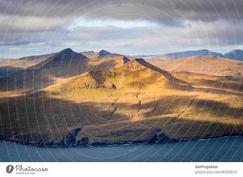 Herbststimmung im Sonnenschein auf den Färöer Inseln II traditionell im Freien spektakulär felsig natürlich Harmonie Wetter Felsen Hügel Umwelt ländlich