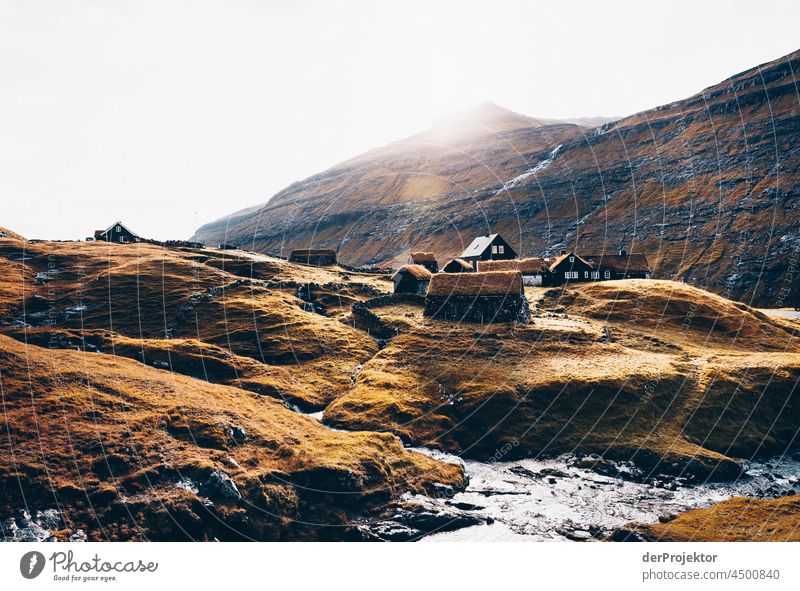 Historische Häuser auf den Färöer Inseln II traditionell im Freien spektakulär felsig natürlich Harmonie Wetter Felsen Hügel Umwelt ländlich Hochland malerisch