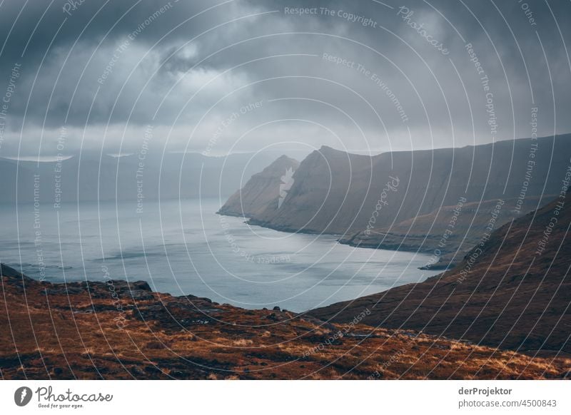 Nebelige Herbststimmung auf den Färöer Inseln traditionell im Freien spektakulär felsig natürlich Harmonie Wetter Felsen Hügel Umwelt ländlich Hochland