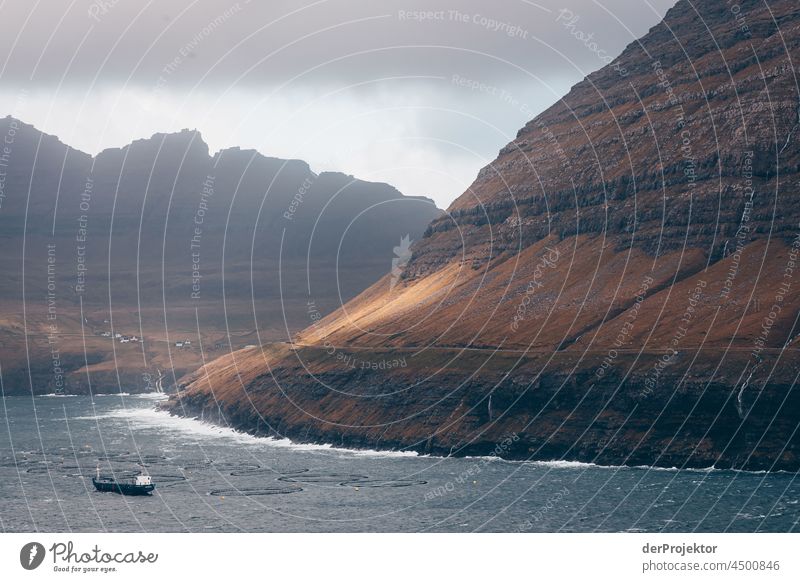 Herbststimmung mit Fischfang auf den Färöer Inseln traditionell im Freien spektakulär felsig natürlich Harmonie Wetter Felsen Hügel Umwelt ländlich Hochland