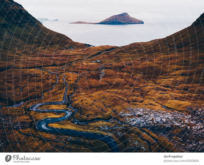 Einsamer Straße auf den Färöer Inseln I traditionell im Freien spektakulär felsig natürlich Harmonie Wetter Felsen Hügel Umwelt ländlich Hochland malerisch