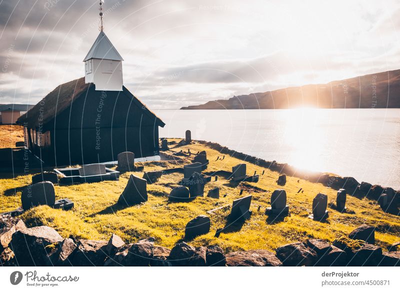 Historische Kirche auf den Färöer Inseln traditionell im Freien spektakulär felsig natürlich Harmonie Wetter Felsen Hügel Umwelt ländlich Hochland malerisch