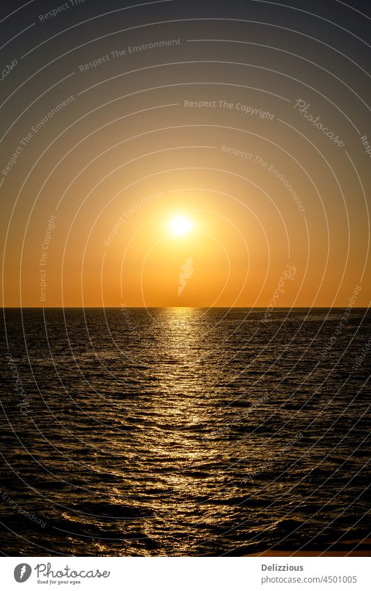 Sonnenuntergang im Meer Sonnenlicht MEER Wasser Feiertag Abend orange sonnig Sonnenuntergangsstimmung Sonnenuntergangslicht Sonnenuntergangslandschaft